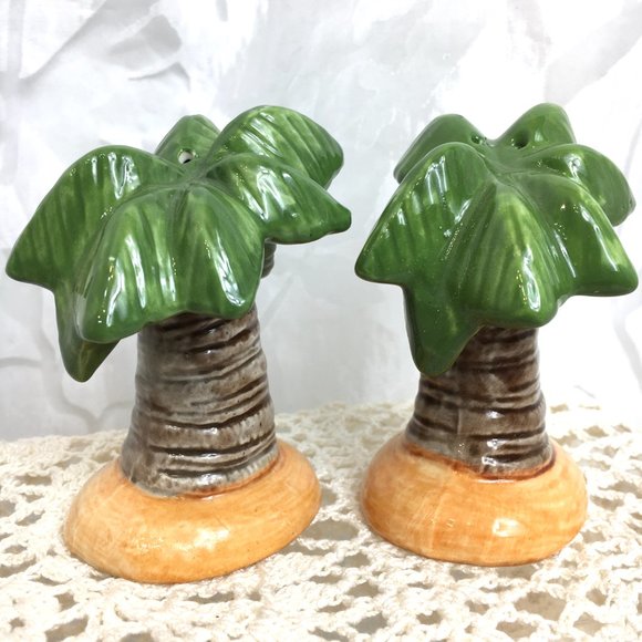 Pottery Barn Coconut Tree Salt & Pepper Shaker - Picture 6 of 10